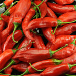 Starkwüchsige Capsicum baccatum aus Südamerika. Bis zu 14cm lange Schoten, knackig, süßer, fruchtiger Geschmack bei mittlerer Schärfe. Snack, Pulver, Flocken, Rot