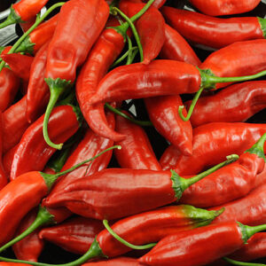 Starkwüchsige Capsicum baccatum aus Südamerika. Bis zu 14cm lange Schoten, knackig, süßer, fruchtiger Geschmack bei mittlerer Schärfe. Snack, Pulver, Flocken, Rot